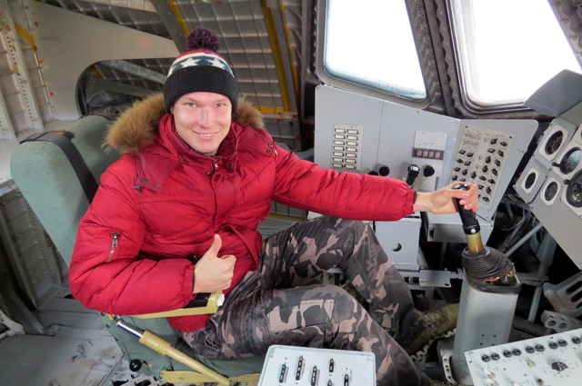 Сергей в кабине космического корабля «Буран»