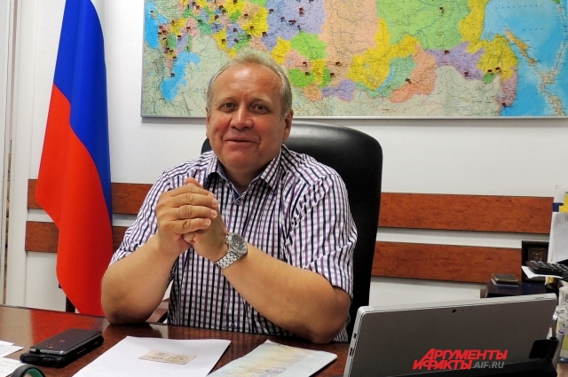Бессменный руководитель фирмы «Символъ» Сергей Бабенко знает о российском флаге почти все. 