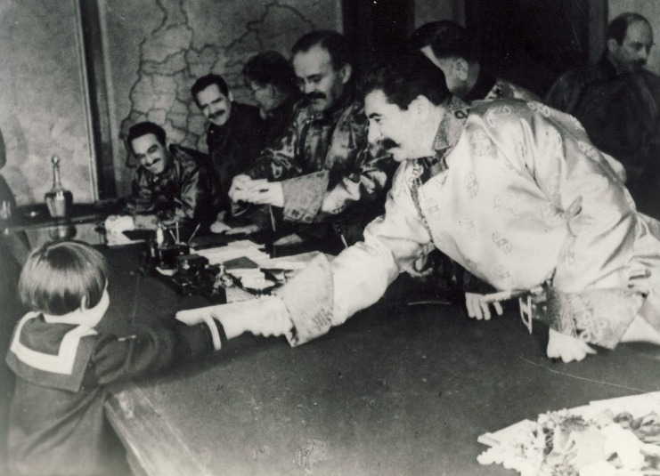 Иосиф Сталин и Вячеслав Молотов дарят Геле подарки.