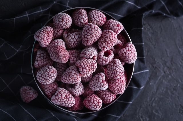 Для приготовления желейных конфет можно использовать замороженную ягоду.