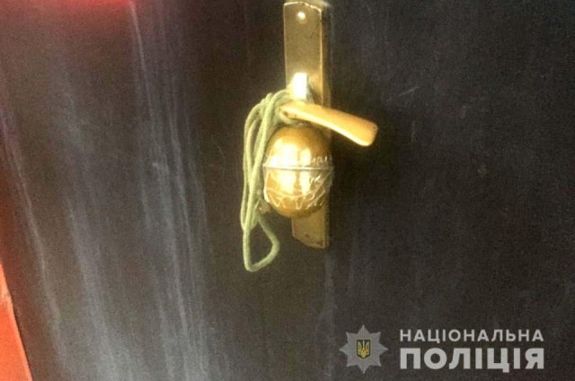 В Ровном к входным дверям дома предпринимателя прикрепили гранату