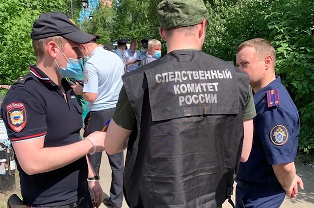 Сотрудники полиции и следственного комитета РФ на месте убийства трех человек в Екатеринбурге. 
