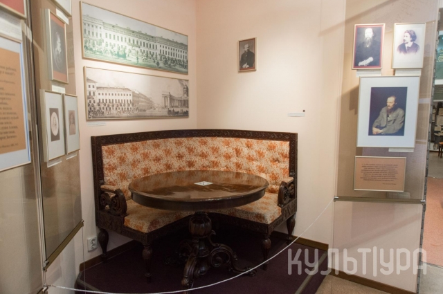 За этим столом на этом диване сидел когда-то Фёдор Достоевский.
