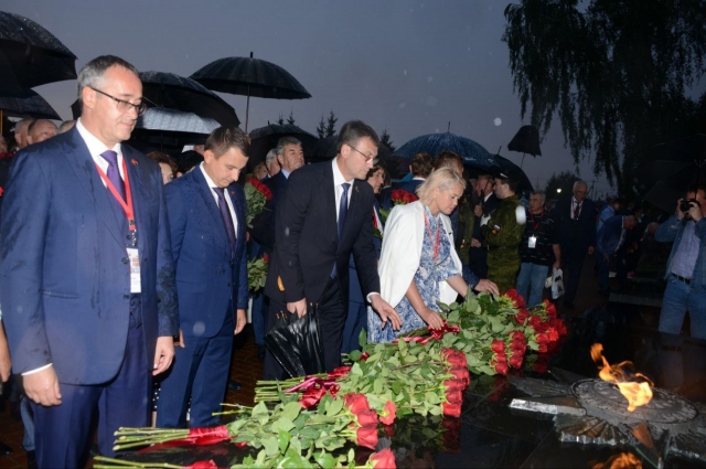 Участники торжеств возложили цветы к памятнику «Героям северного фаса Курской битвы».