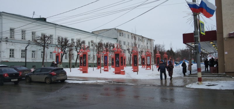 Парковочных мест у театра больше нет.