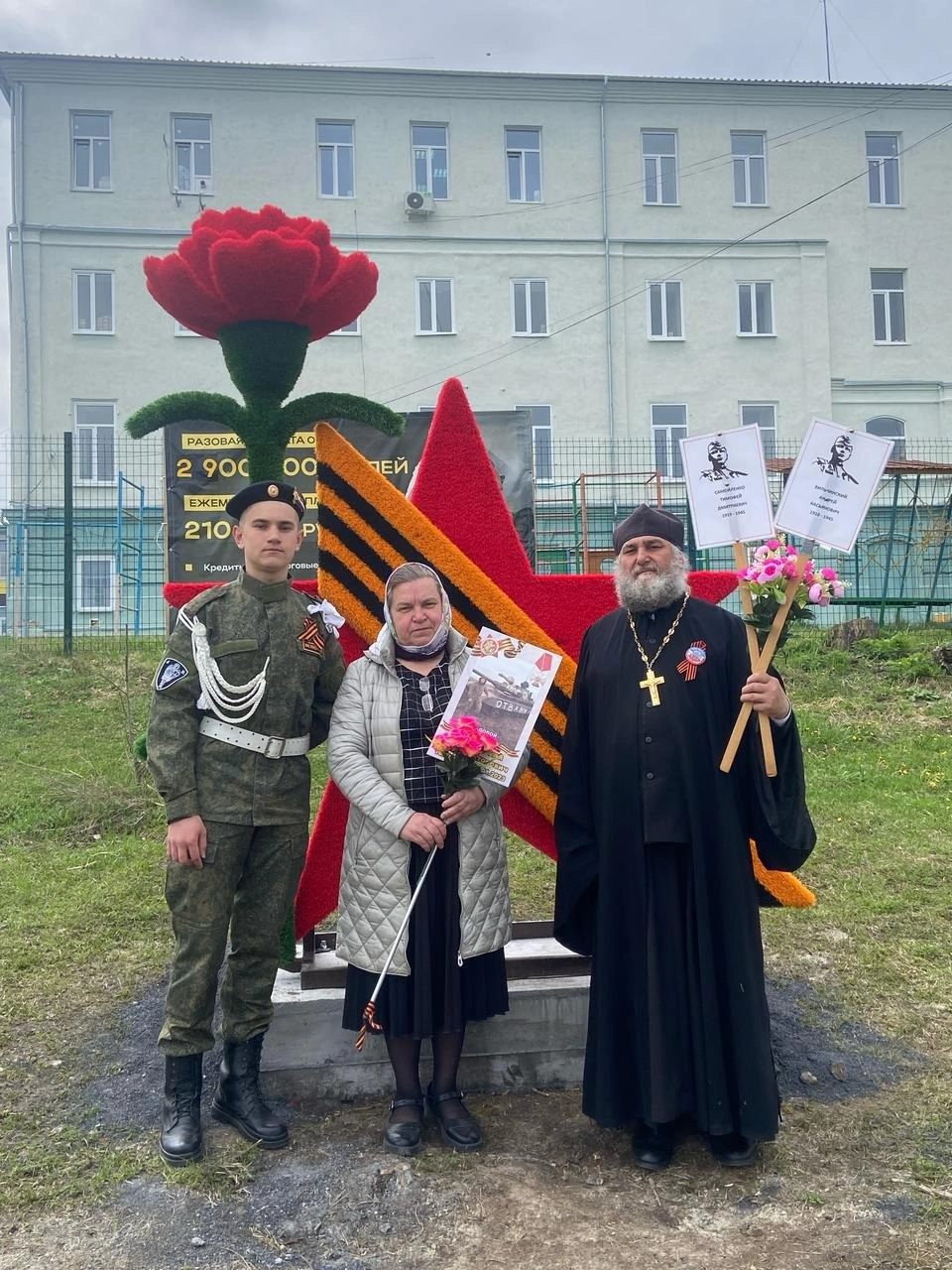 Отец Виктор, матушка Татьяна и их младший сын Роман: в колонне 
