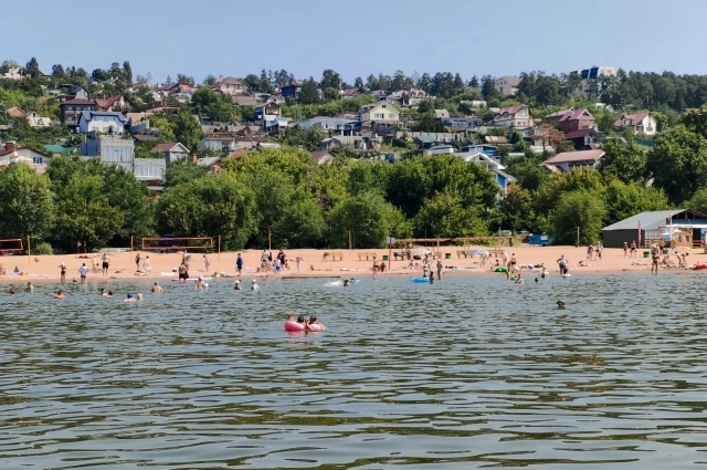 Один из тольяттинских пляжей в купальный сезон.