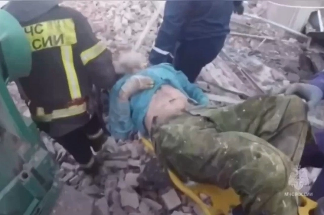 Спасатели смогли извлечь из-под завалов троих выживших.