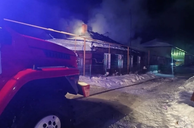 Дымящаяся кровля здания.