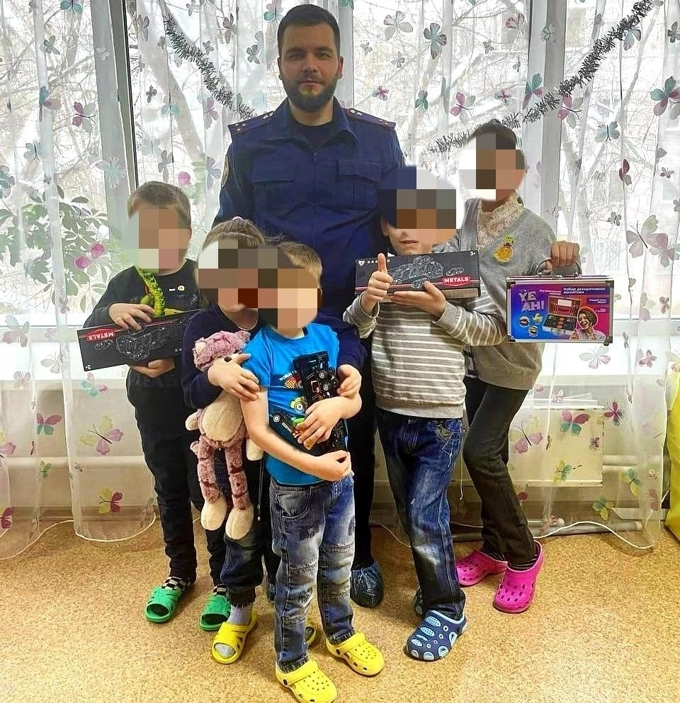 Следователь так проникся этой историей, что стал навещать детей на все праздники.ещает