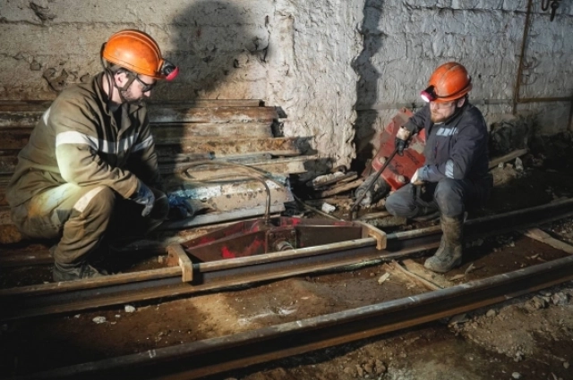 Пневматический рельсогиб позволяет за считанные минуты придать железнодорожным балкам нужную форму.