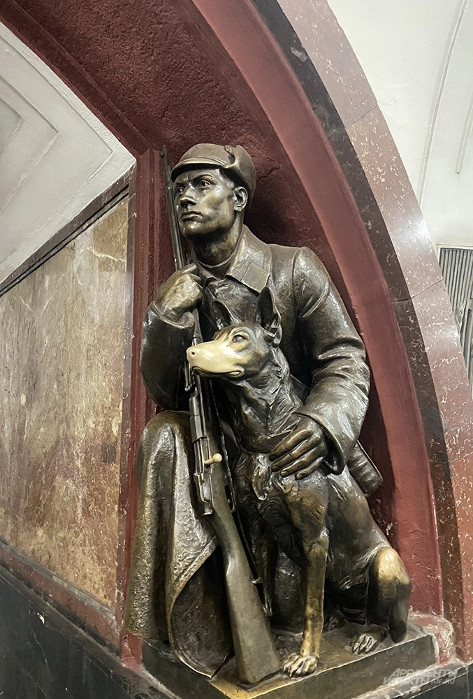 самая популярная «счастливая» точка на карте Москвы — станция метро «Площадь Революции».