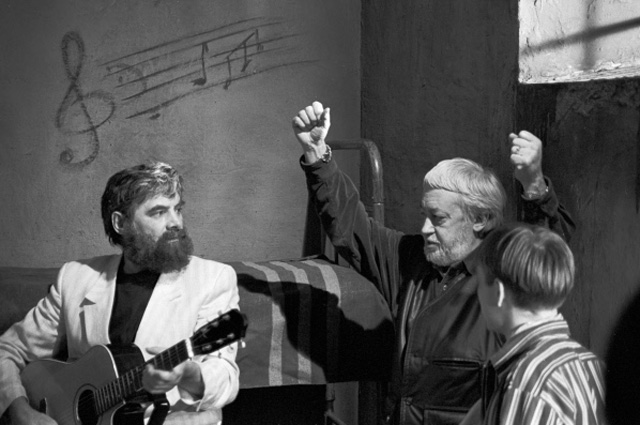 Рабочий момент съемок фильма «Аферы, музыка и любовь». Артист А. Панкратов-Черный (слева) и режиссер фильма Г. Юнгвальд-Хилькевич (в ценре) во время репетиции одной из сцен. 1983 год