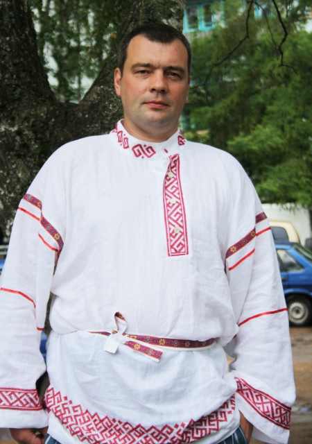Алексей Захаров в Марининой рубахе. 