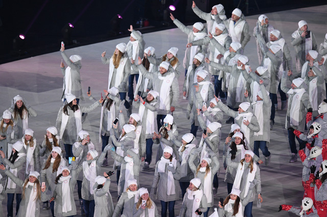 Российские спортсмены идут под Олимпийским флагом во время парада атлетов на церемонии открытия XXIII зимних Олимпийских игр в Пхенчхане.