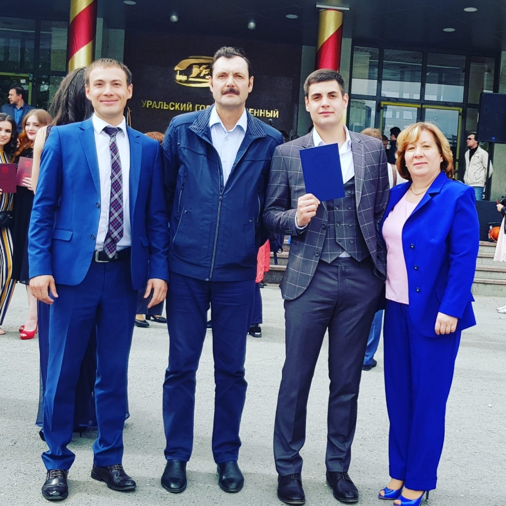 Александр Родионов (второй справа) с семьей в день выпуска из УрГУПС. 