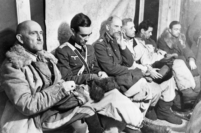 Немецкие генералы, попавшие в плен после разгрома немецко-фашистских войск в Сталинградской битве.