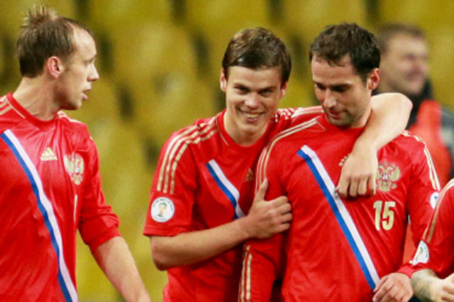 Денис Глушаков (слева) и Александр Кокорин (в центре) поздравляют Романа Широкова с реализоаванным пенальти в матче с Азербайджаном