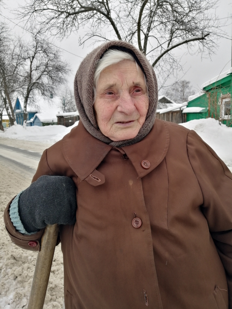 Дворник под 90 лет. В Ярославле бабушка Маша чистит свою улицу от снега