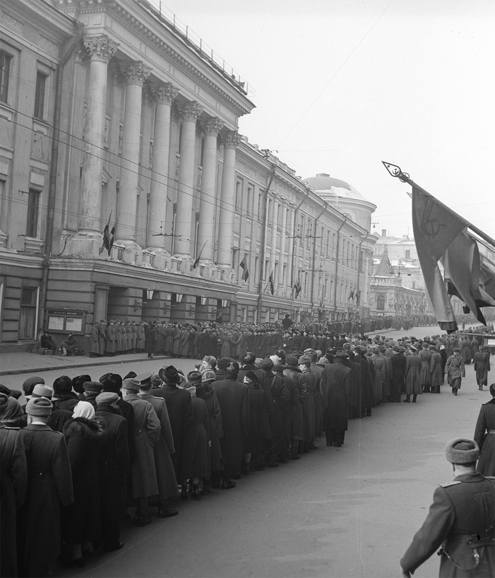 Москвичи у Колонного зала Дома Союзов, где установлен гроб с телом Иосифа Сталина для прощания. 1953 г.