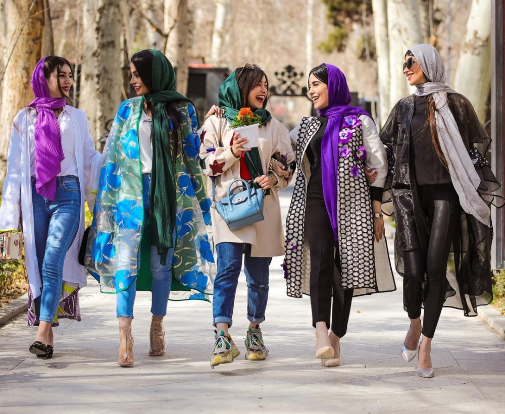 Иранские женщины превратили хиджаб  в модный аксессуар.