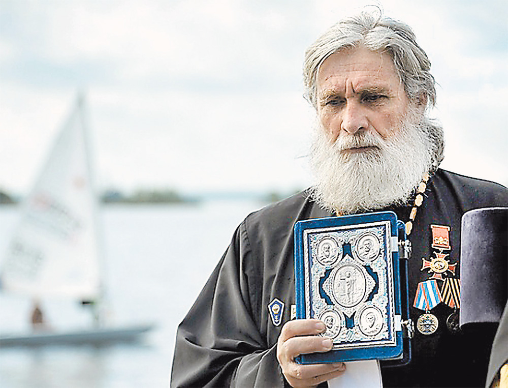 Отец Олег Артёмов посмертно награждён орденом Мужества. До того, как стать священником, он служил морским офицером.