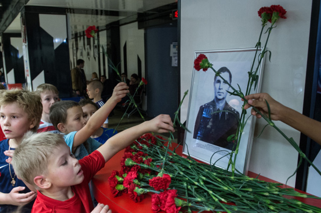 Дети возлагают цветы к портрету советского хоккеиста и заслуженного тренера СССР Виктора Тихонова