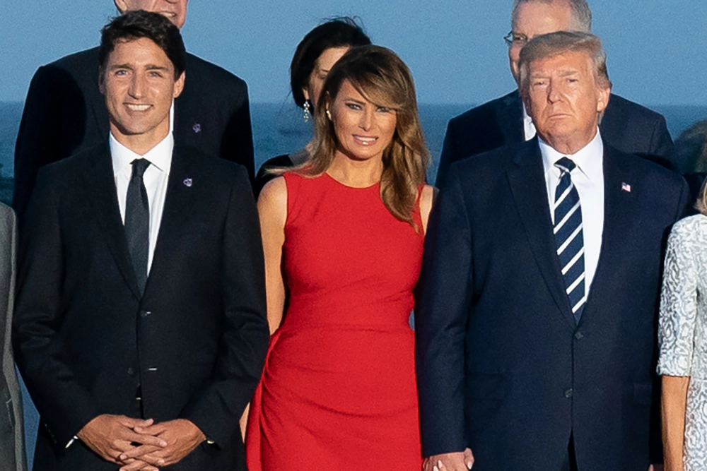 Интернет-сообщество было в полном восторге, когда Трюдо поцеловал Меланию в щёку.