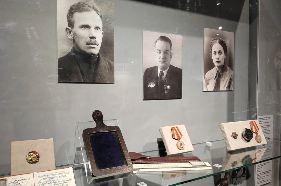 Стекло металлурга Кудрина и логарифмическая линейка великого конструктора Липгарта.