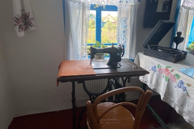 Мать Шукшина много работала, чтобы отсылать сыну деньги в Москву.