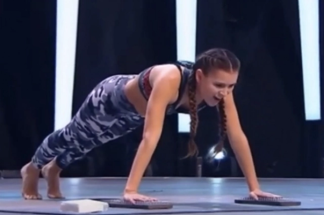 Луиза Зарипова отжалась на гвоздях 54 раза за 60 секунд