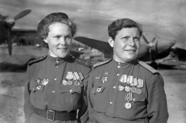 На аэродроме, Надежда Федутенко справа. 1944 год.