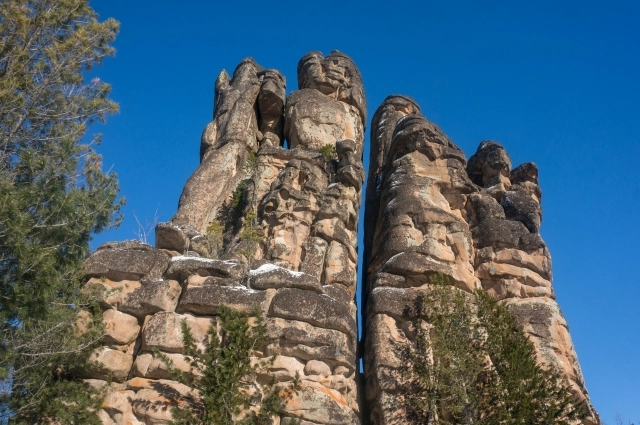Эта скала раскачивается из стороны в сторону