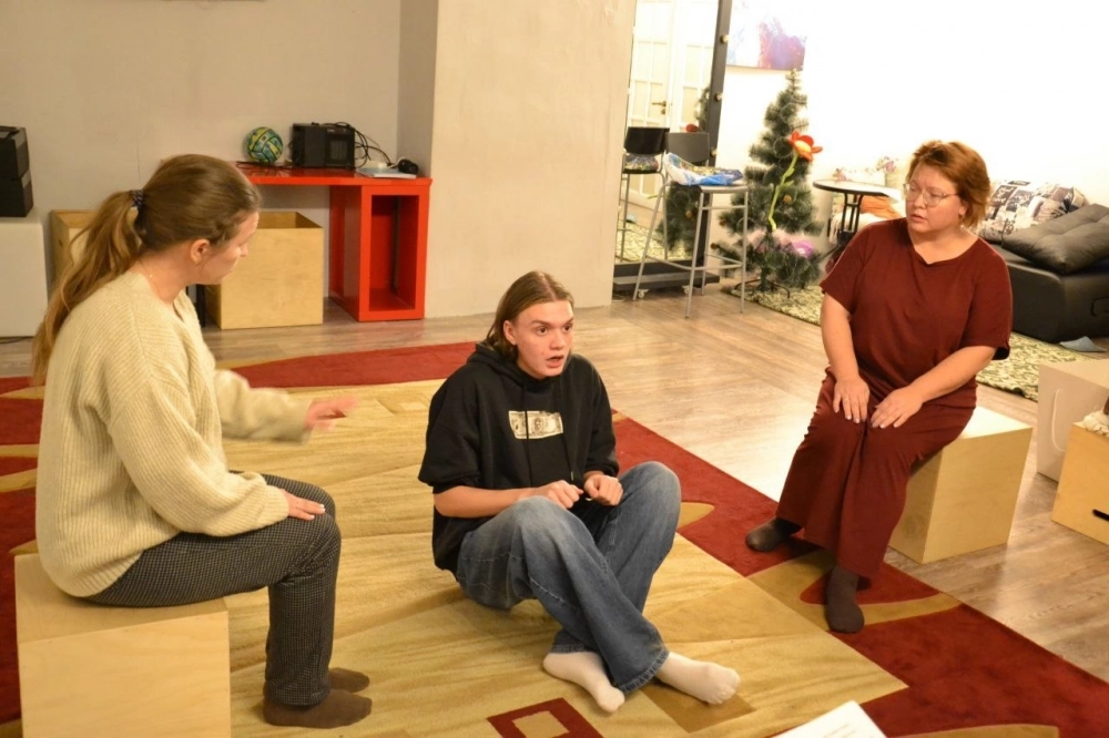 молодой актёр Андрей Пиянзин (в центре) играет пса Тявку, который мечтает стать нужным.