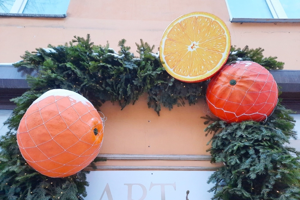 Гигантские мандарины украшают один из магазинов на улице 5-й Армии.