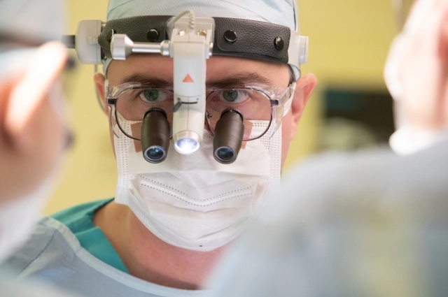 Детские кардиохирурги проводят операции в специальных очках и при мощном свете.