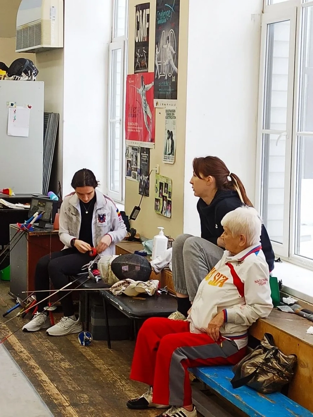 Олимпийская чемпионка Лариса Коробейникова со своим тренером Зоей Старковой оценивают успехи подрастающего поколения