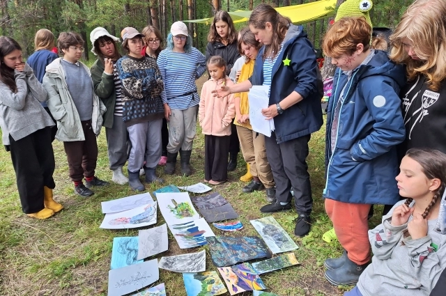 Ученики изостудии на пленэре.