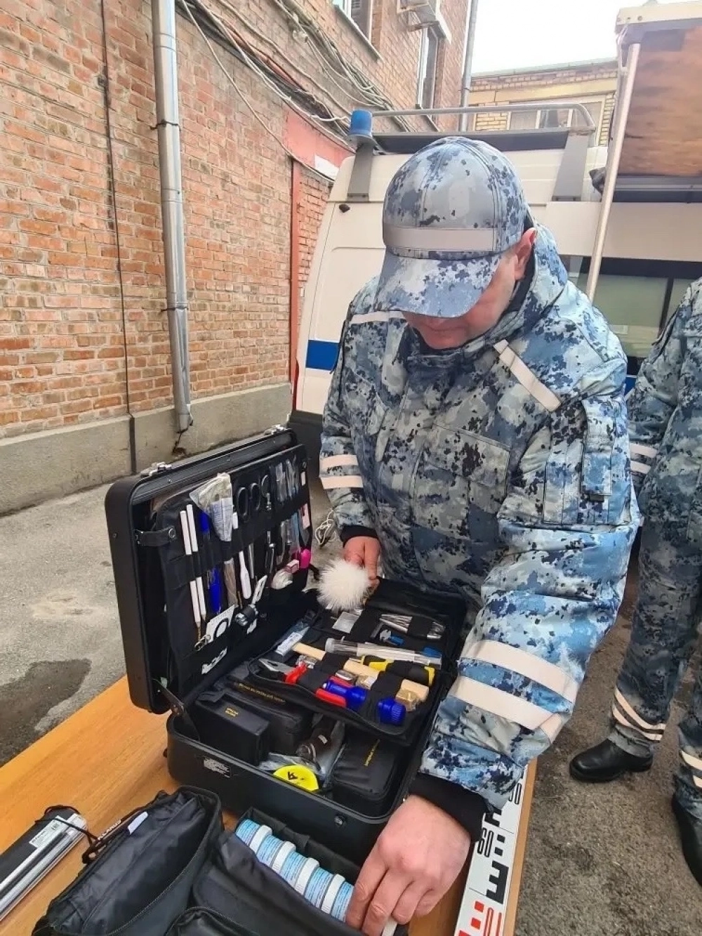 Иногда требуется изъять подоконник или, например, часть паркета.