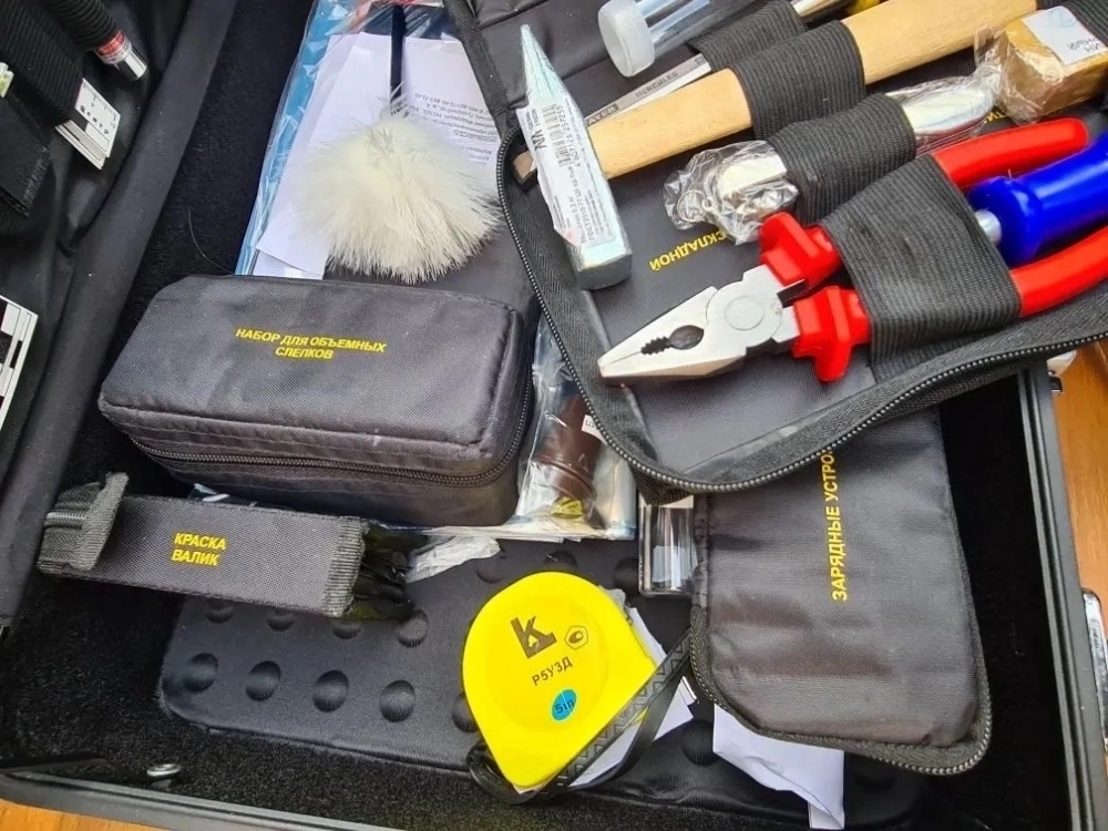 В чемоданчике эксперта-криминалиста не только кисточки из натуральных тканей, но и зубила.