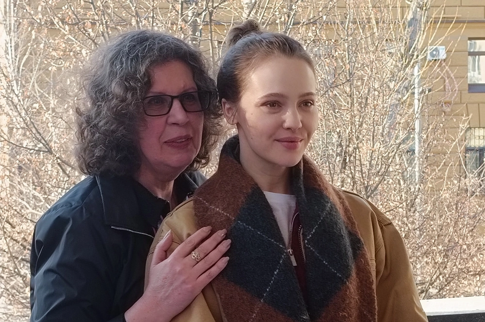 Александра Маринина с Юлией Хлыниной.