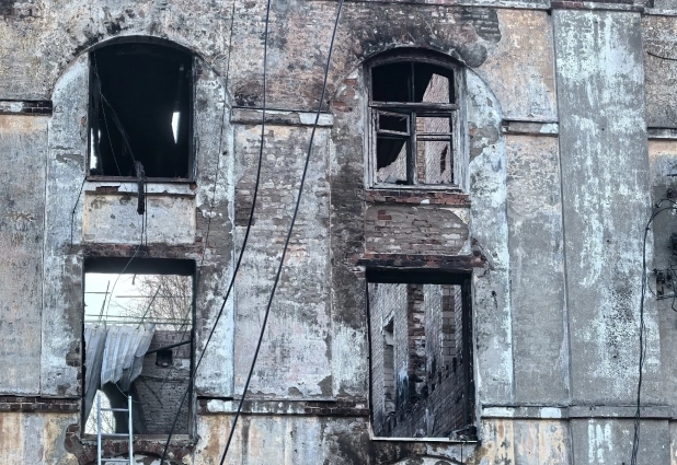 Видно, что перекрытия и крыша в доме окончательно уничтожены.