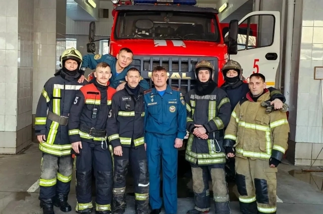Первый караул пятой пожарно‑спасательной части. В центре командир Антон Лочков.