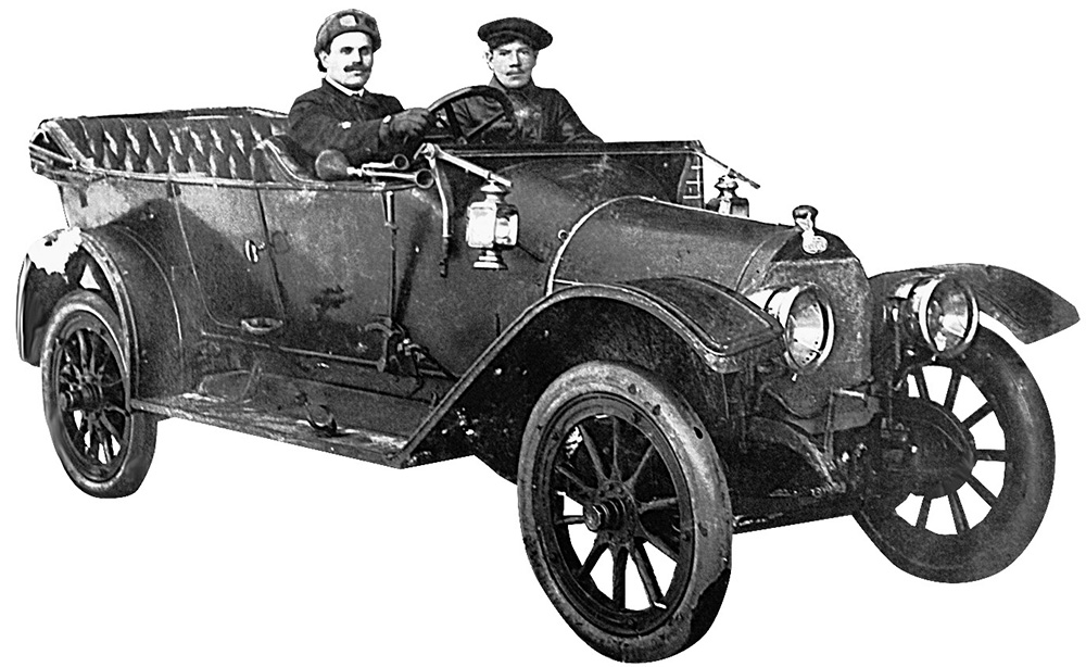Санитарный автомобиль доктора Мондиньяна, за рулём Александр Фролов. 1916 г.