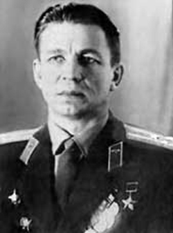 Командир воздушного судна (КВС) — 44-летний Михаил Васильевич Козлов.