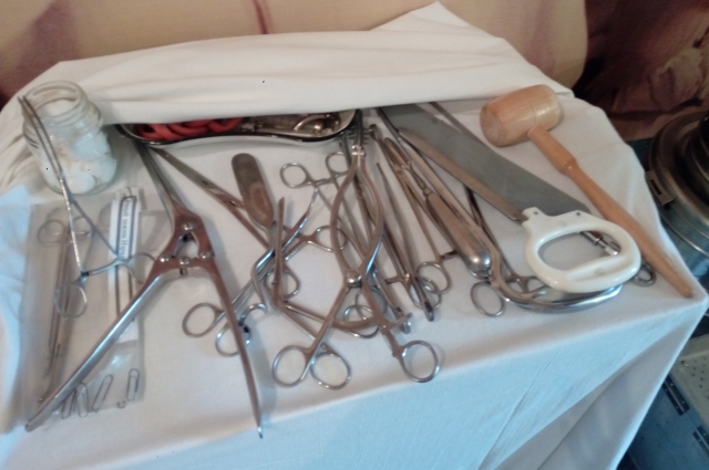 При помощи этих инструментов когда-то оперировали.