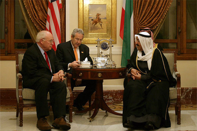 Вице-президент США Дик Чейни с премьер-министром шейхом Сабахом, выражающий соболезнования в связи со смертью эмира Джабера III в 2006 году.
