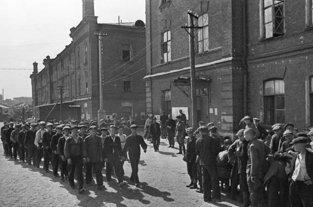 Великая Отечественная война 1941-1945 гг. Мобилизация в РККА жителей Москвы на второй день войны. Снимок сделан во дворе Саперных казарм, улица Матросская Тишина, дом 10, стр. 1 (казармы снесены в 2013 году).
