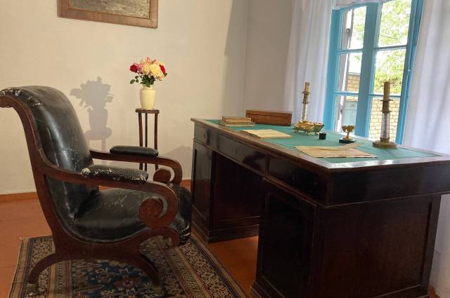 Кресло и письменный стол поэта привезли в Пятигорск из Северной столицы.