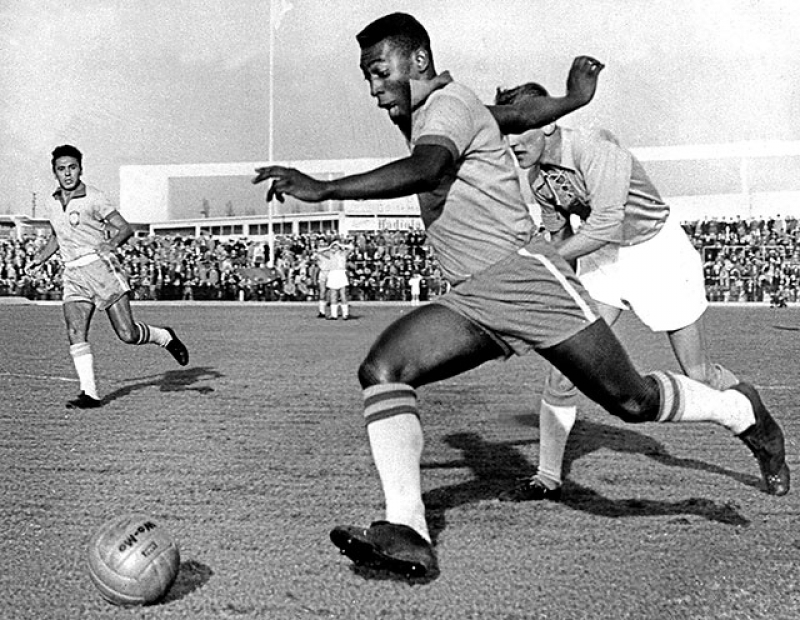 1960 год. 20-летний Пеле играет за сборную Бразилии товарищеский матч против шведского клуба «Мальмё». 